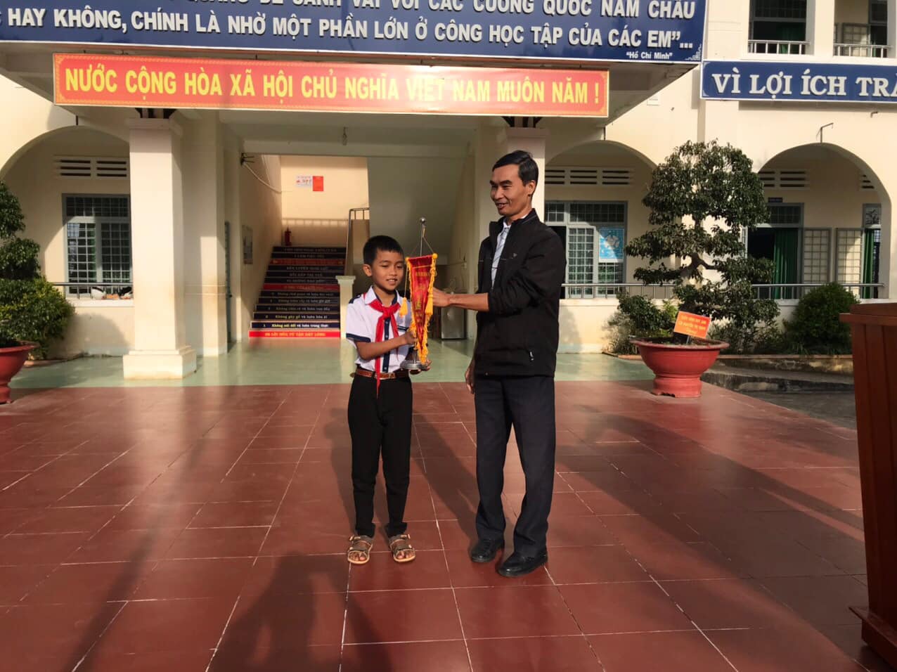 Thầy Nguyễn Trọng Uy trao cờ thi đua cho chi đội đạt thành tích cao trong tháng học tốt